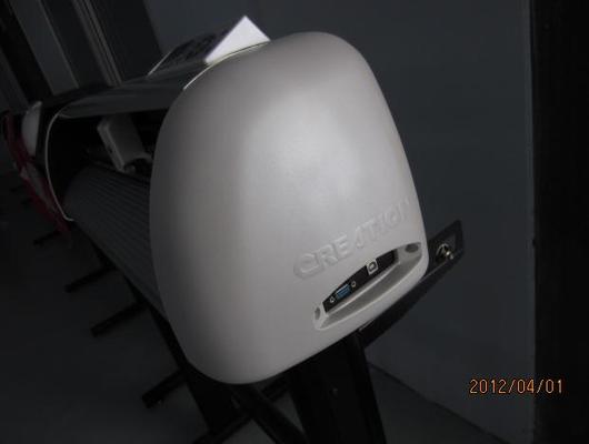 la découpeuse de vinyle avec la coupe rouge de point et de silhouette fonctionnent pour les décalques faits sur commande de vinyle