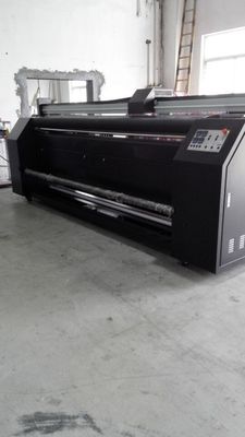 O grande formato estala acima a máquina de impressão do papel de parede da cortina da barraca da bandeira do espelho, impressora digital da tela