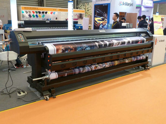 A impressora solvente 77802L do grande formato de 4 cores dobra tomado partido para a bandeira do cabo flexível