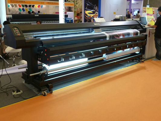 A impressora solvente 77802L do grande formato de 4 cores dobra tomado partido para a bandeira do cabo flexível